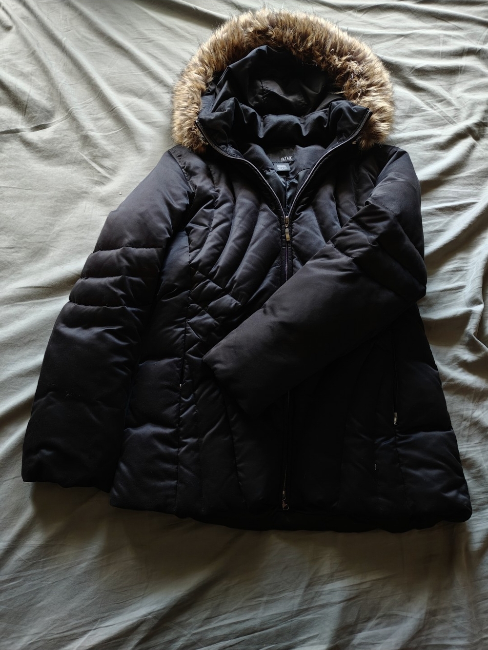 Insulated Black Women’s Puffer Coat with Faux Fur Hood